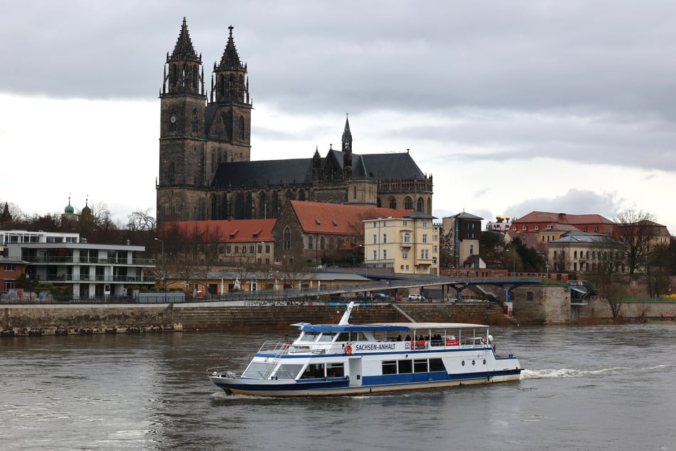 Speisen und auf der Elbe entlangfahren: Das ist am Samstag mit der Weißen Flotte in Magdeburg möglich.