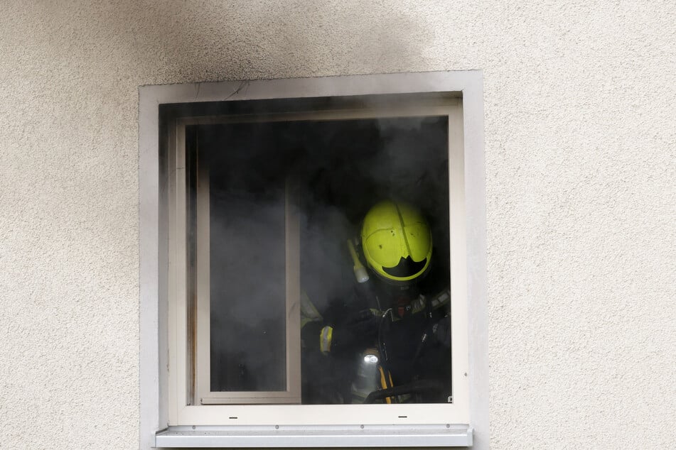 Aus einem Fenster stieg dichter Rauch.