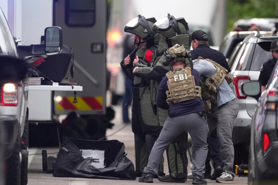 Napastnik rzuca w tłum ładunek zapalający: policja podejrzewa terroryzm