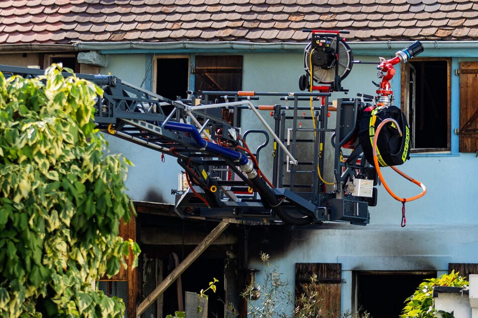 100 Feuerwehrleute bei Wohnhausbrand in Eschborn im Einsatz: Hund stirbt in den Flammen
