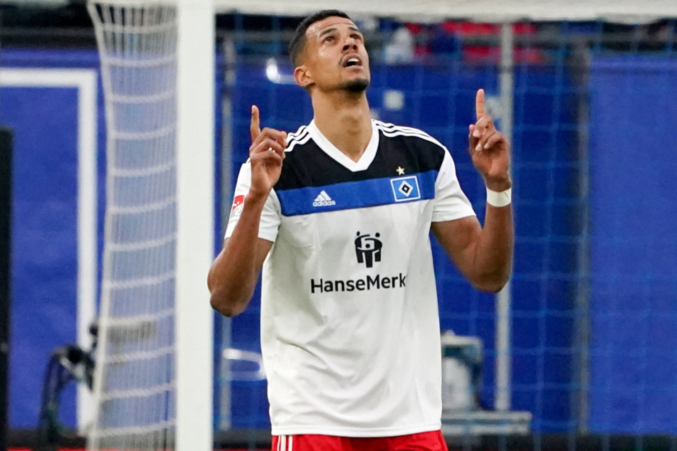 HSV-Knipser Robert Glatzel dankt nach seinem Treffer zum 1:0 dem Fußballgott. Es war sein erstes Tor nach drei Spielen ohne Bude.