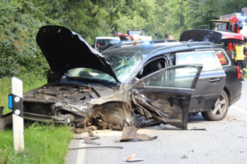 Auch eines der beteiligten Autos wurde bei dem Crash erheblich beschädigt. Die Insassen hatten Glück und wurden nur leicht verletzt.