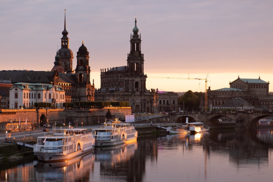 Die Elb-Silhouette der sächsischen Landeshauptstadt Dresden..