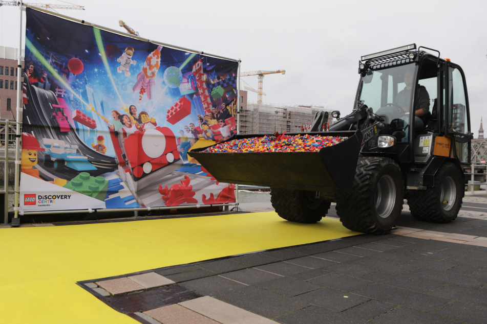 Ein Radlader brachte symbolisch den ersten Schwung Lego-Steine für das neue Lego Discovery Centre in Hamburg.