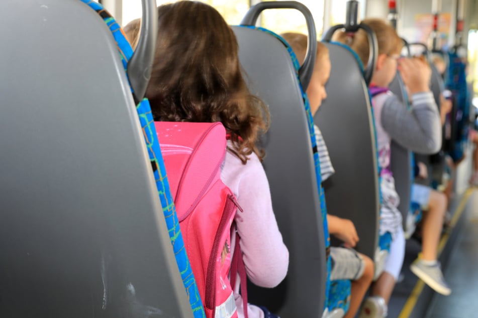 Um überfüllte Schulbusse zu vermeiden, sollen bei Bedarf weitere Reise- und Linienbusse eingesetzt werden. (Symbolbild)