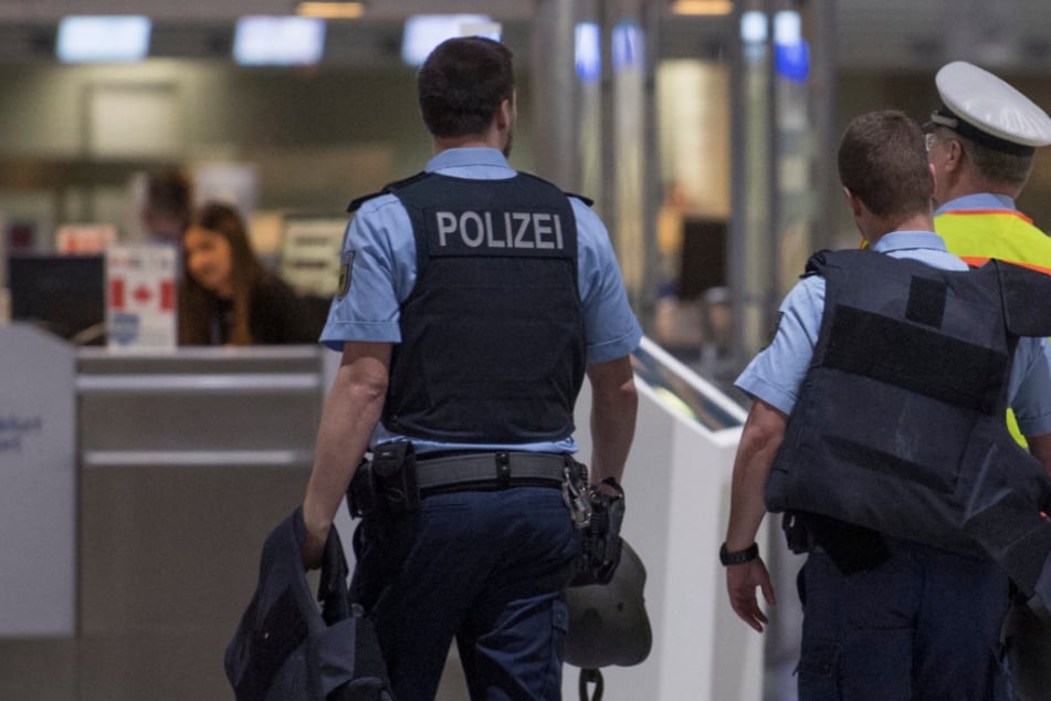 Polizisten gehen in die Abflughalle C des Terminal 1 am Flughafen in Frankfurt (Symbolfoto).