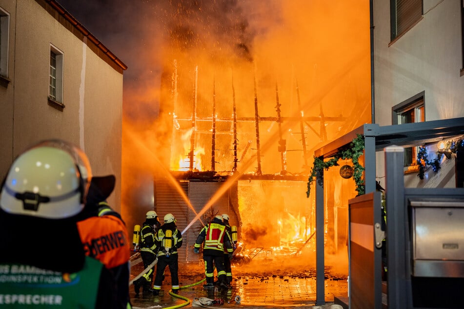 Ein Feuer zerstörte eine Scheune in Oberfranken.