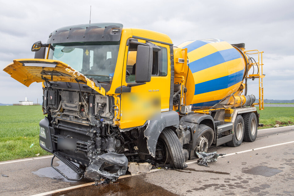 In diesen Betonmischer war der Audi-Fahrer gekracht.