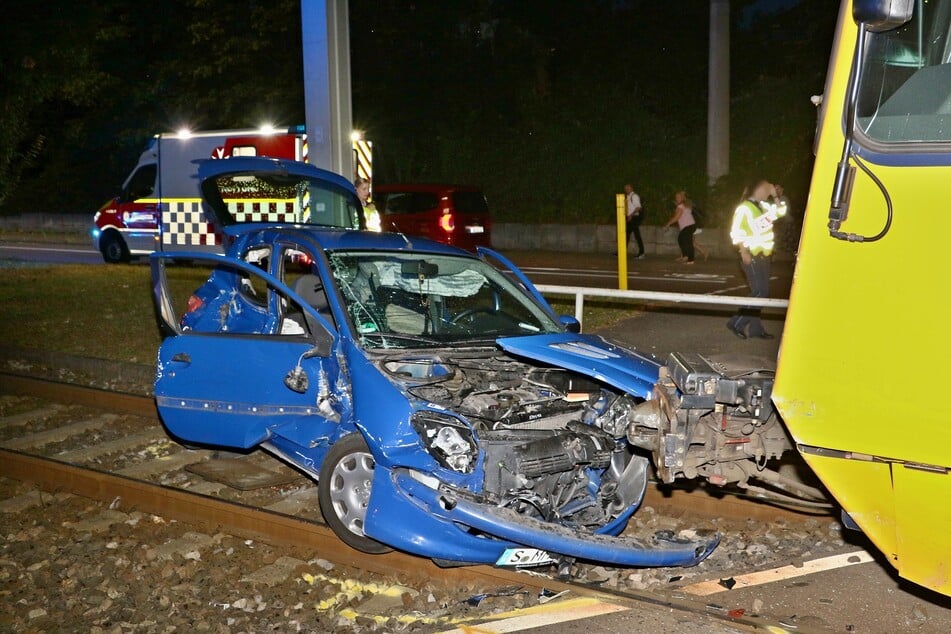 Der Unfallwagen ist nicht mehr fahrbereit.