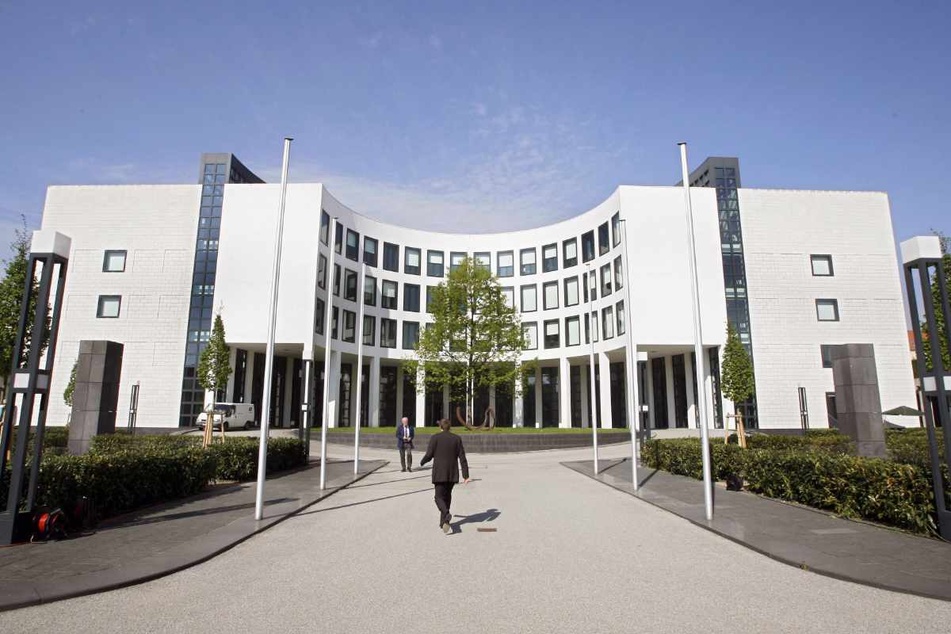 Auf dem Gebiet des Staatsschutzes ist der Generalbundesanwalt beim Bundesgerichtshof in Karlsruhe die oberste Strafverfolgungsbehörde der Bundesrepublik Deutschland.