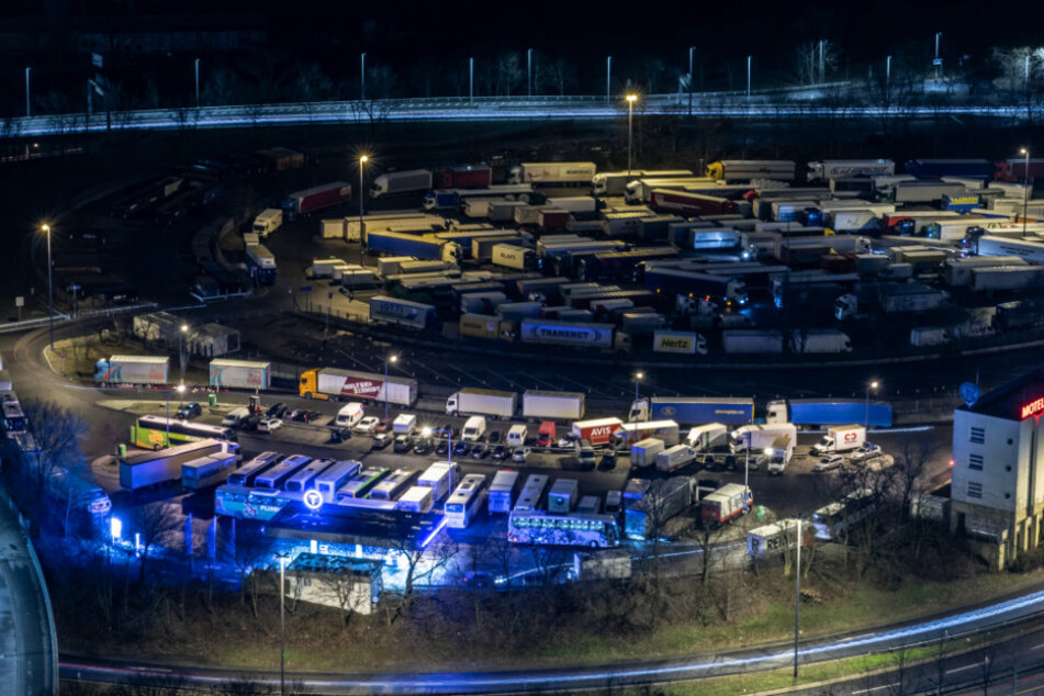 Blick auf auf dem Rastplatz an der Avus bei Nacht. (Archivbild)