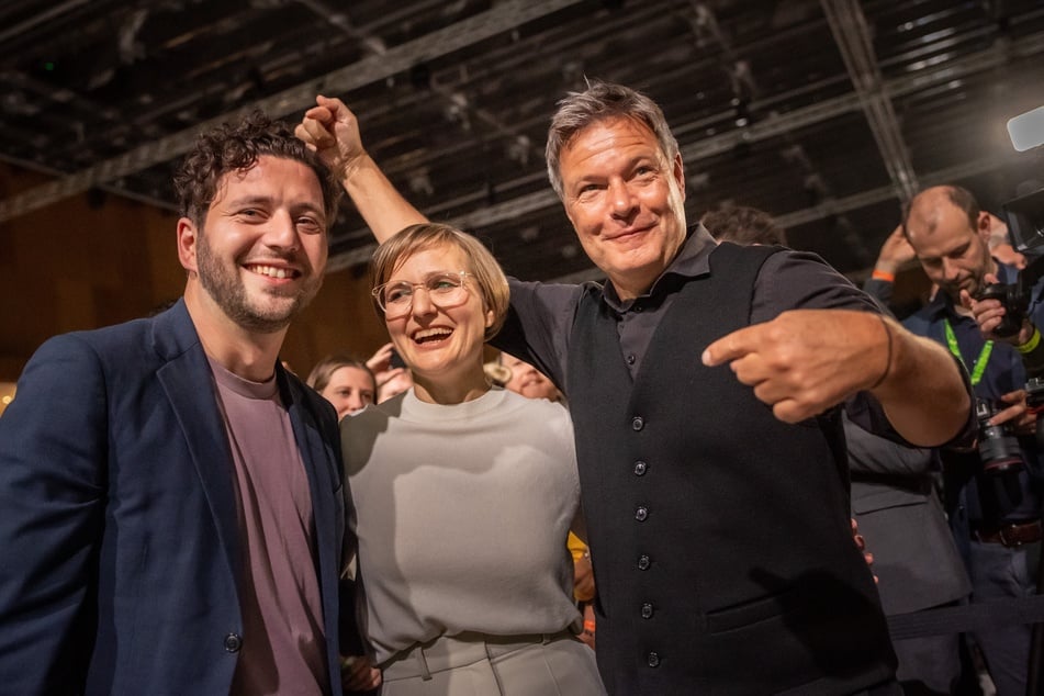 Wirtschaftsminister Robert Habeck (55, r.) mit den neuen Grünen-Vorsitzenden auf dem Bundesparteitag.