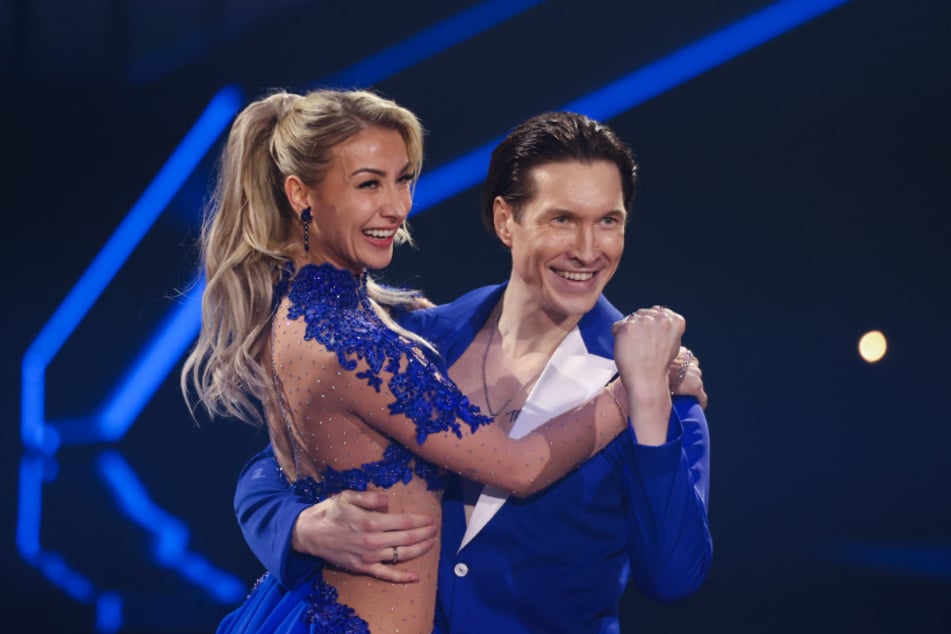 Zusammen mit Evgeny Vinokurov (35) hat sich Anna-Carina Woitschack (33) auf den Thron von "Let's Dance" getanzt.