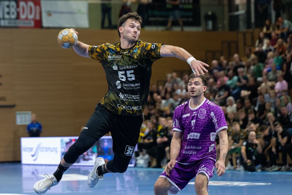 Der beste Werfer von vielen guten Schützen beim HC Elbflorenz: 30-Tore-Mann Timo Löser (26, l.).