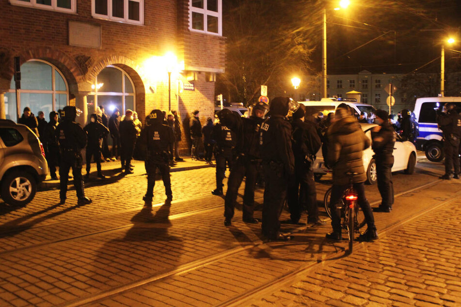 Am Samstagabend sind bei einer unangemeldeten Demonstration in Cottbus drei Personen vorläufig in Gewahrsam genommen worden.