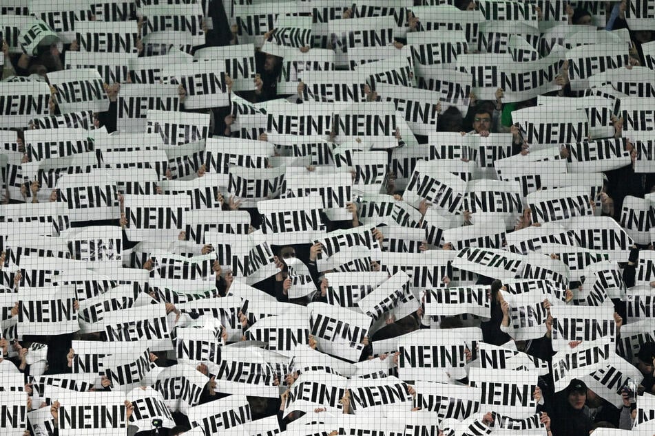 Hier zeigen die Fans von Borussia Mönchengladbach recht eindeutig, was sie von den geplanten Beschlüssen auf der Innenministerkonferenz halten.