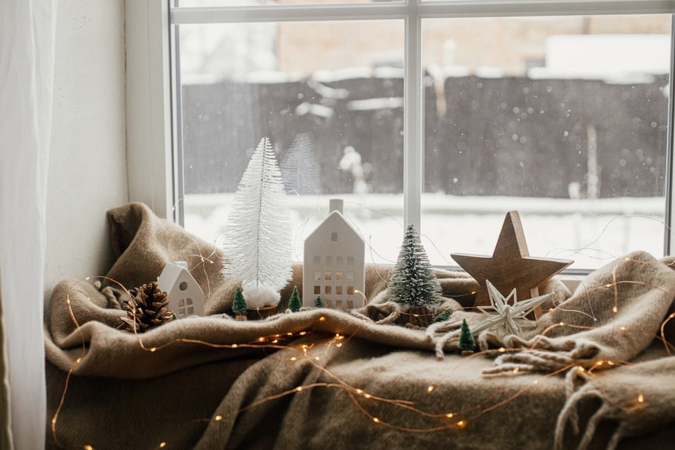 Auch so kann man die Fensterbank weihnachtlich dekorieren.