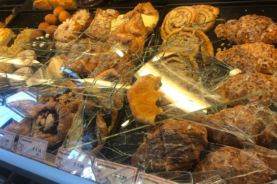 Dieses Bild der eingeschlagenen Vitrine postete die betroffene Bäckerei auf Facebook.