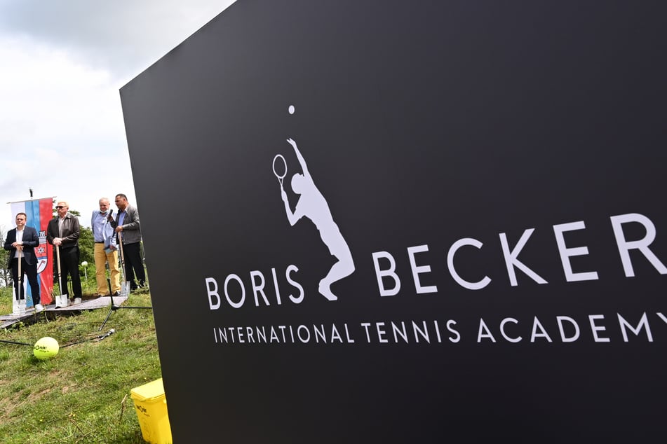 Gäste nehmen am Spatenstich für die geplante Internationale Tennis-Akademie teil, deren Namensgeber Boris Becker (m.) ist.