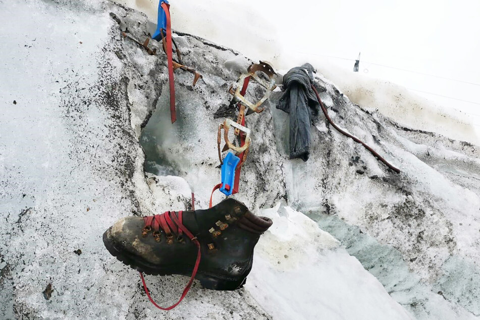 Ein Schuh und Ausrüstungsgegenstände wurden im Juli nahe Zermatt entdeckt. Nachforschungen ergaben, dass sie zu einem seit 1986 vermissten Deutschen gehörten.