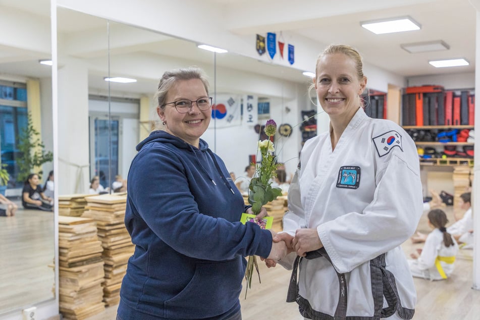 Auch für Franziska gab es Blumen und einen Gutschein von "Blumen und Florales", überreicht vom StadtSportBund.