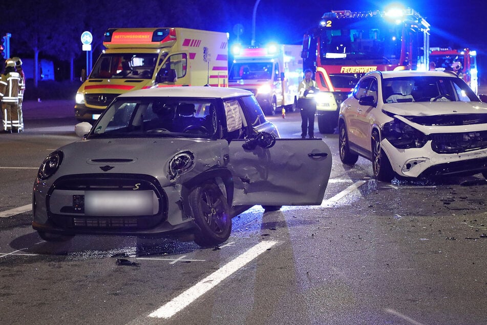 Unfall am Elbepark: Mercedes und Mini Cooper krachen zusammen - vier Verletzte