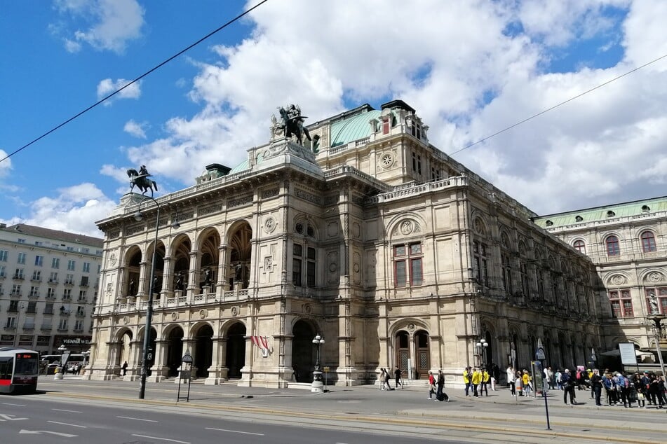 Vor der Wiener Staatsoper am Opernring flimmert derzeit Tourismus-Werbung für Sachsen.