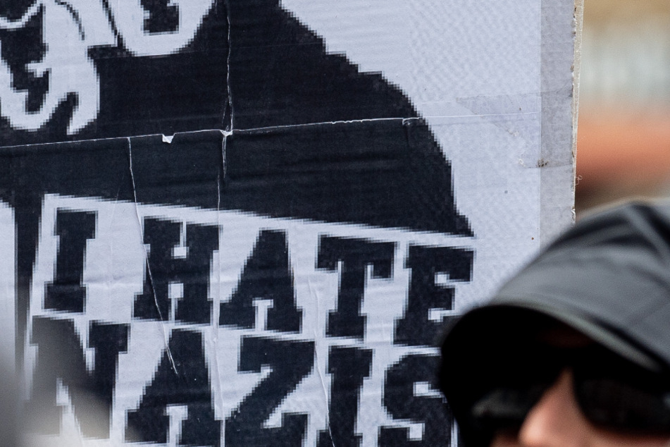 Bei einer Demonstration gegen rechte Gruppierungen hält ein Teilnehmer ein Schild mit der Aufschrift "I hate Nazis" in die Luft. (Symbolbild)