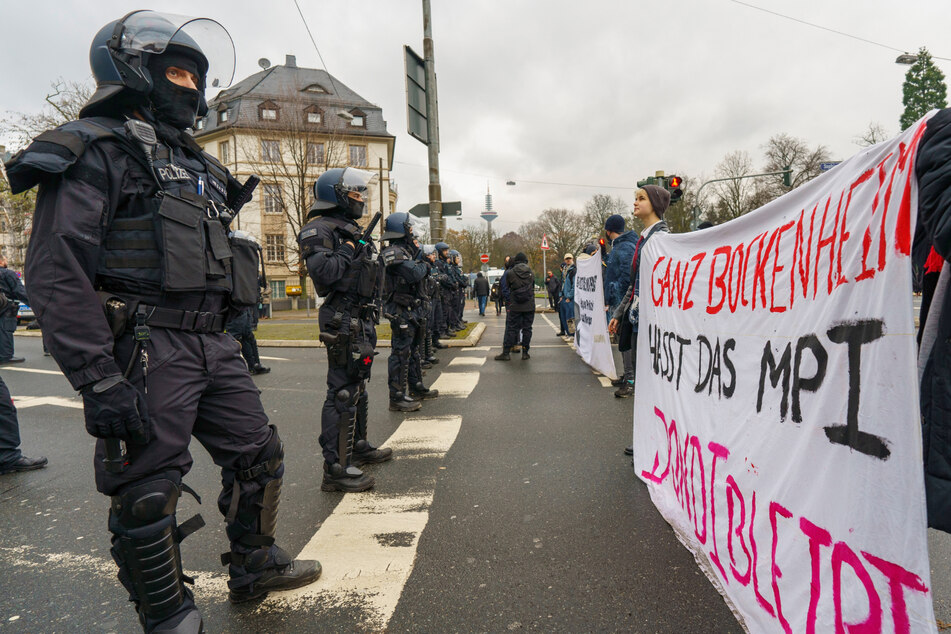 Polizei räumt besetzte Dondorf-Druckerei: Aktivisten mit widerlicher Fäkalien-Aktion