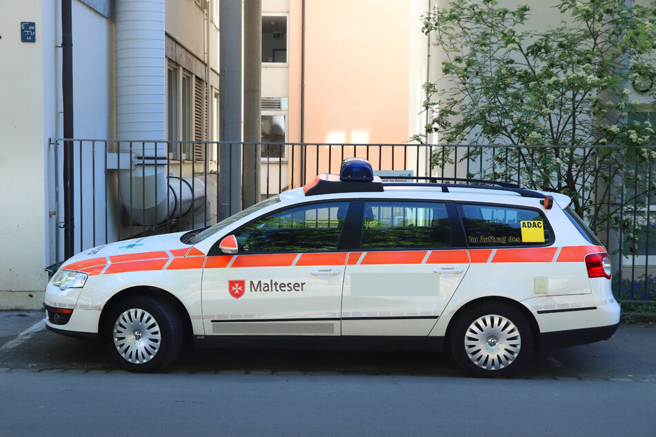 Am Donnerstagnachmittag stellten Polizeibeamte im unterfränkischen Alzenau einen zu einem Rettungswagen umgebauten VW Passat sicher. (Symbolbild)