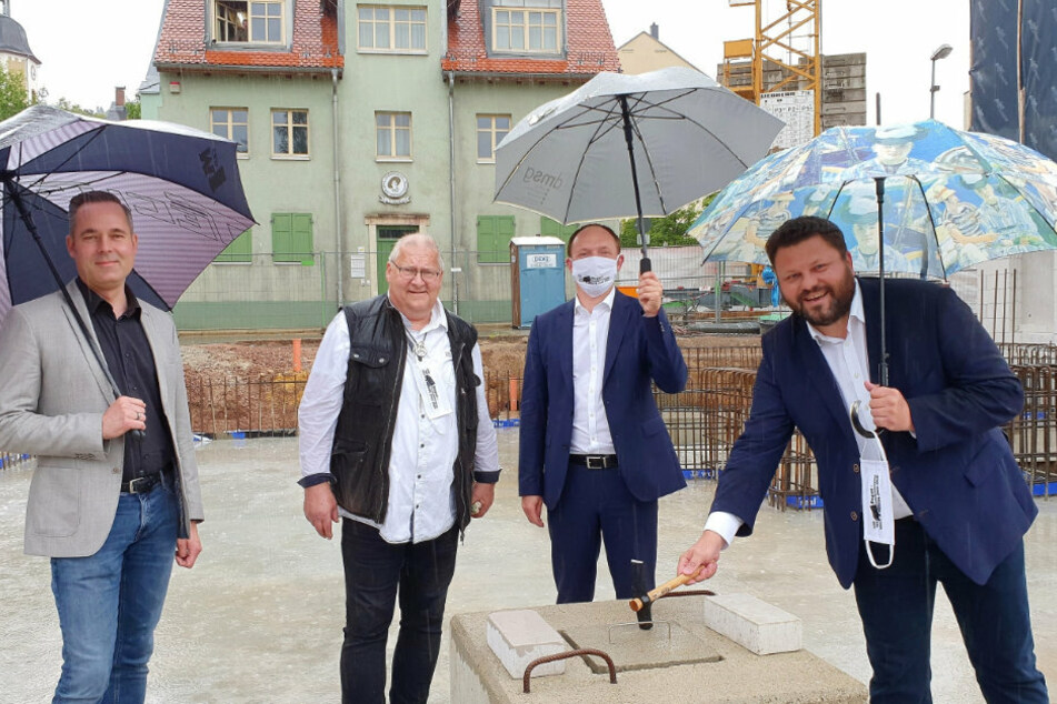 Grundsteinlegung mit Lars Kluge (r.) - dreizehn Mal lächelt der Bürgermeister aus einem einzigen Amtsblatt.