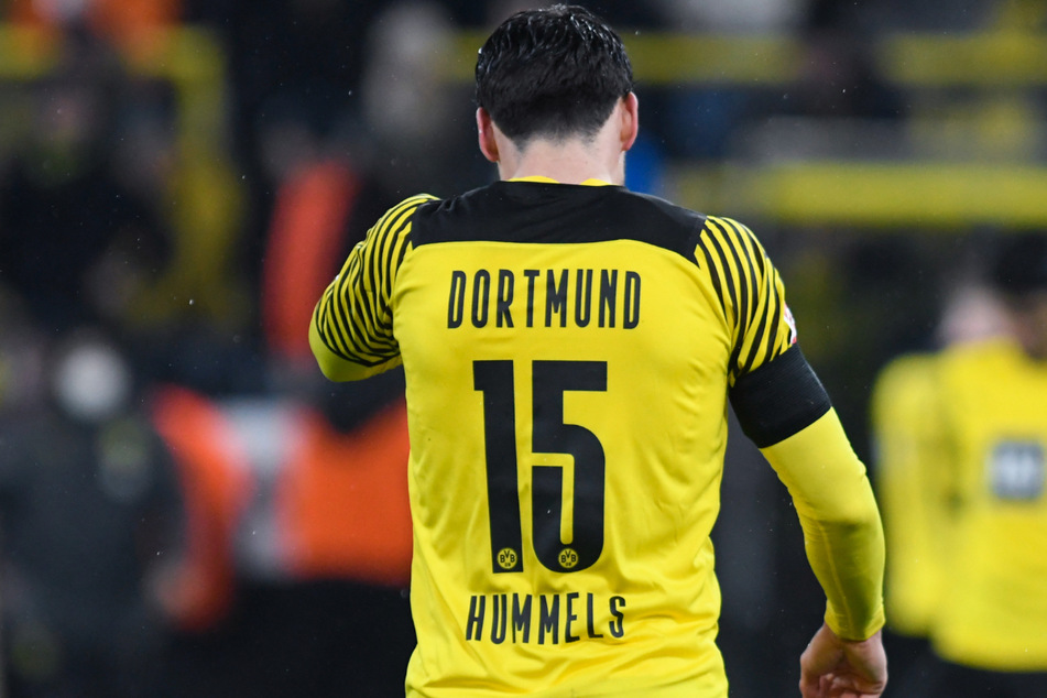 Mats Hummels (32) von Borussia Dortmund hat beim Bundesligaspiel gegen den FC Bayern München einen Elfmeter verursacht.
