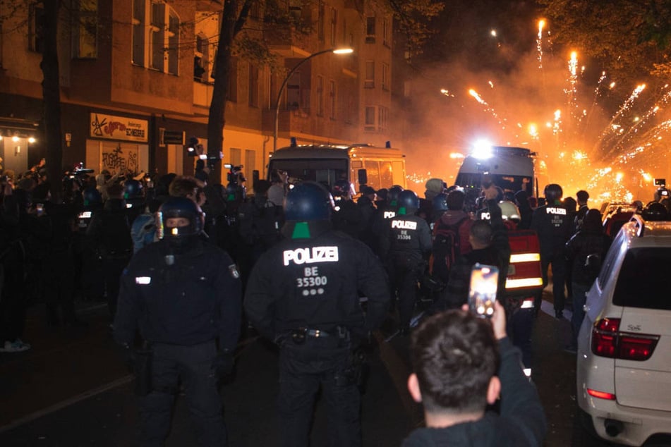 Nach der Aufforderung bei Instagram ist es in Neukölln tatsächlich zu massiven Ausschreitungen gekommen.