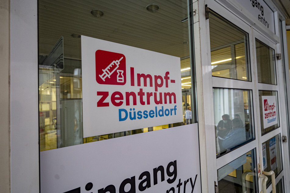 Wegen der gestiegenen Nachfrage erweitert die Stadt Düsseldorf die Impfkapazitäten und eröffnet in der ehemaligen Zentralbibliothek am Hauptbahnhof ein neues Impfzentrum.
