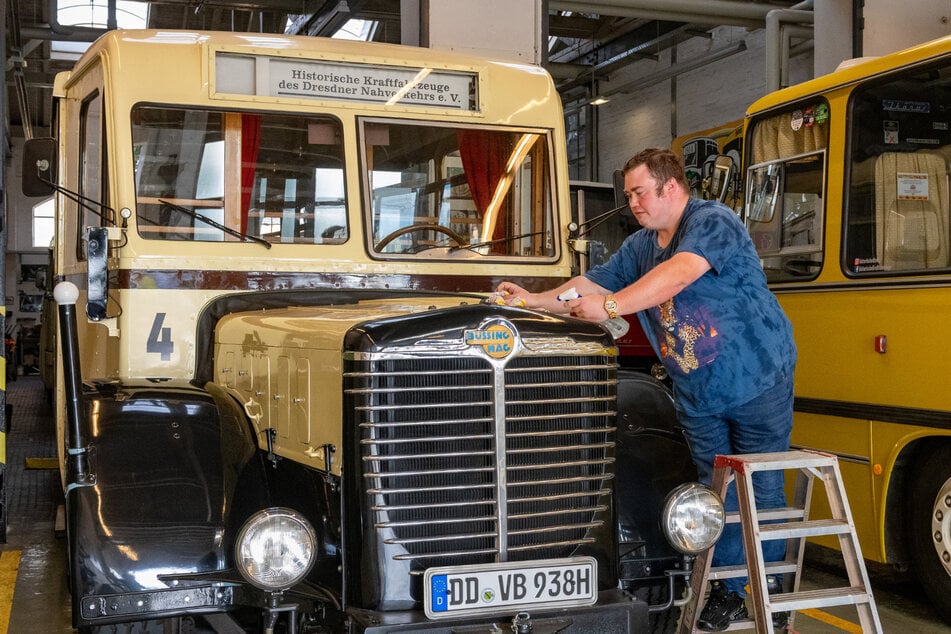 Er darf den Oldtimer steuern: Vereinsmitglied Paul Herrlich (25) poliert den "Büssing" schonmal auf Hochglanz.