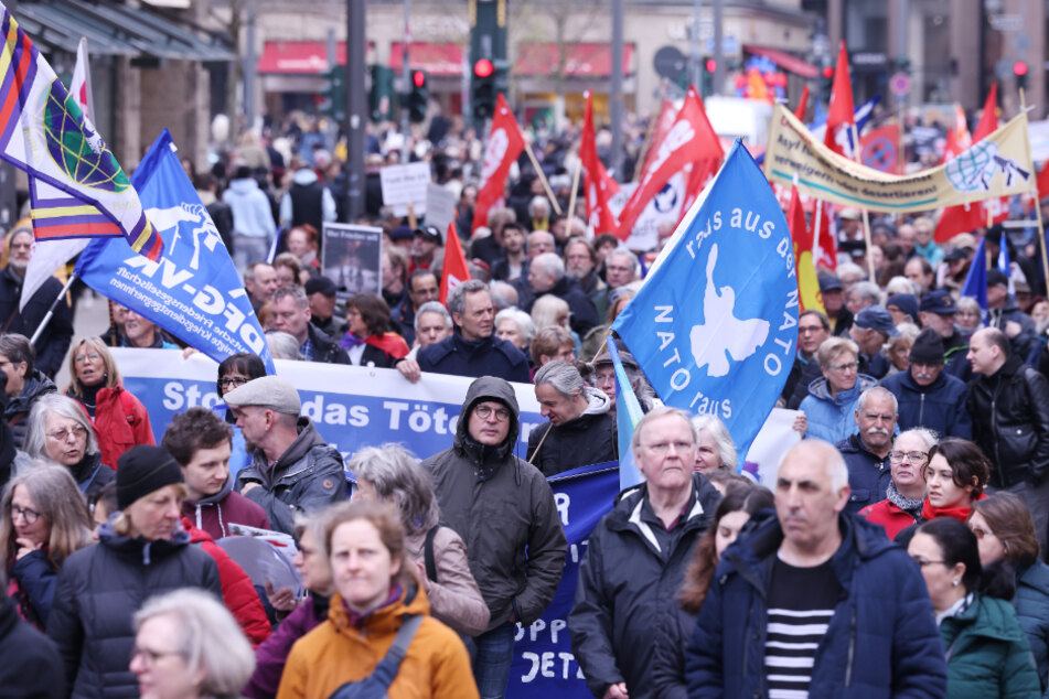 Volle Straßen wegen Ostermärschen: Zehntausende Menschen demonstrieren für den Frieden