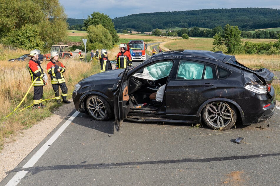 Der BMW überschlug sich mehrfach und landete schließlich wieder auf der Straße.