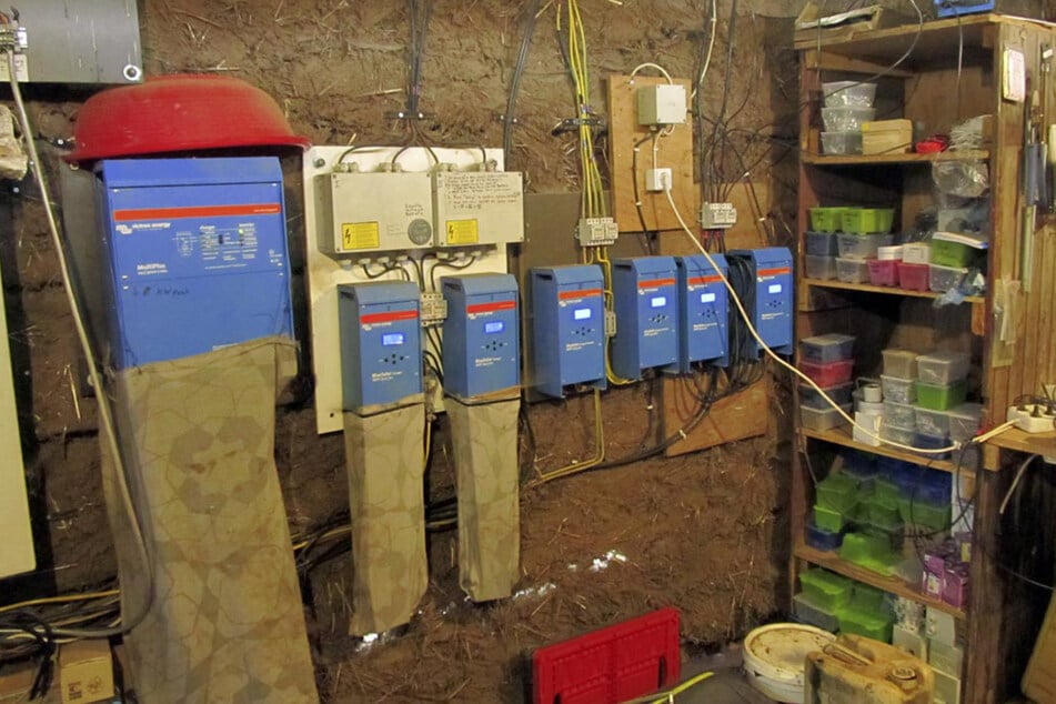 Stromverteiler der Windkraft- und Solaranlagen: In diesem einen von inzwischen drei Elektrohäusern befinden sich die blauen Kästen mit Wechselrichtern und Solarladereglern.
