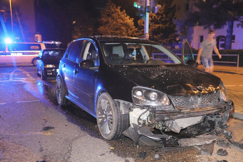 Der VW-Fahrer entfernte sich nach dem Unfall zu Fuß von der Kreuzung.