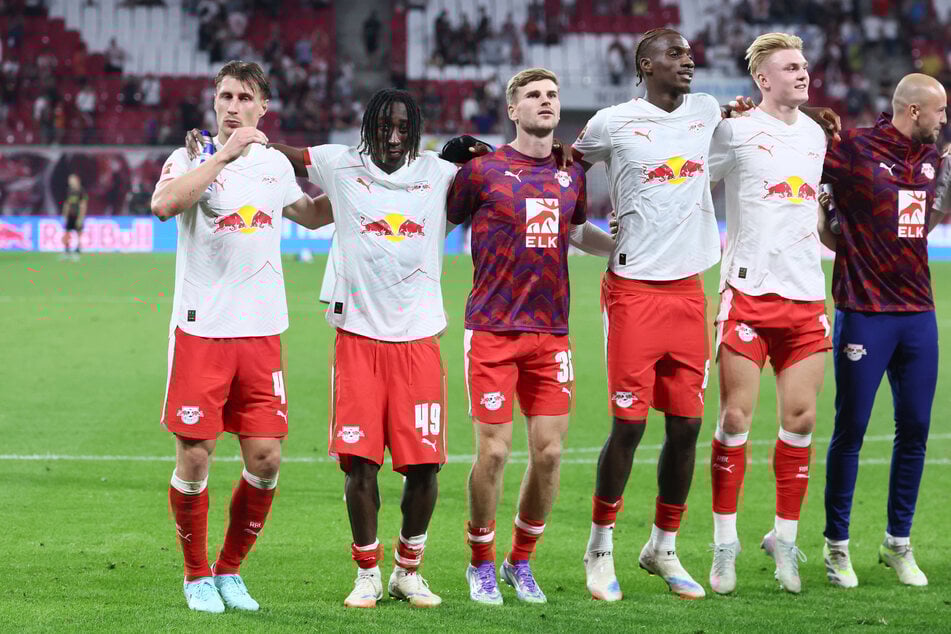 Die Rasenballer haben sich nach Abpfiff gegen Köln zu Recht feiern lassen. Mittendrin: Timo Werner (29), der zumindest wieder auf der Bank Platz nehmen durfte.