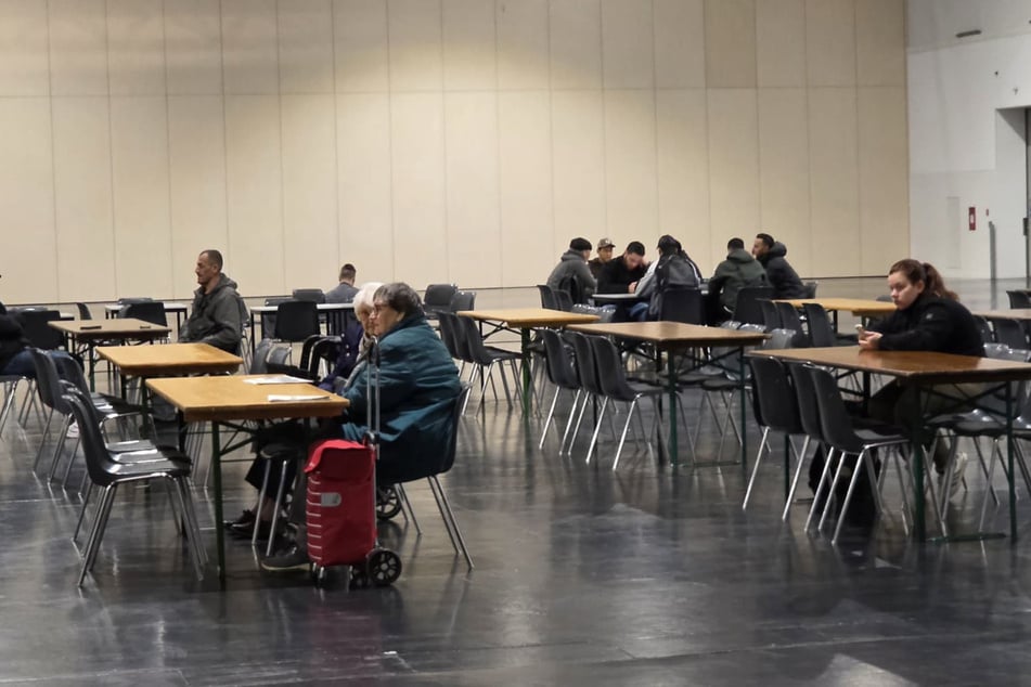 In der Notunterkunft auf dem Messegelände sind bereits einige Menschen angekommen.