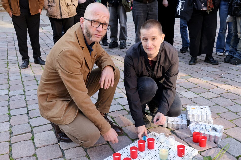 Franziska Herold, Gleichstellungsbeauftragte von Chemnitz, zündete auf der Trauerveranstaltung zusammen mit Baubürgermeister Thomas Kütter eine Kerze an.