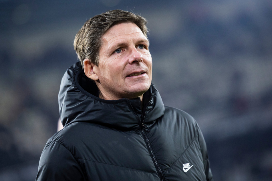 Eintracht Frankfurts Chefcoach Oliver Glasner (48) glaubt daran, dass die 0:3-Pleite gegen den 1. FC Köln ein Warnschuss zur rechten Zeit war.