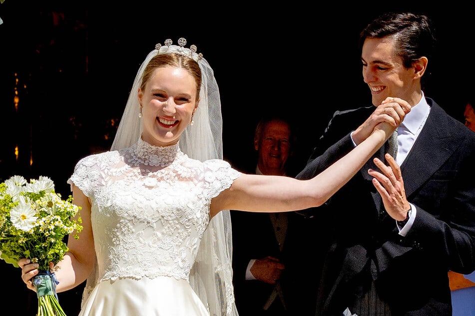 Isabel von Habsburg-Lothringen (28) und Carlos Gaytán de Ayala (32) strahlen nach ihrer Trauung vor der Wiener Jesuitenkirche um die Wette.