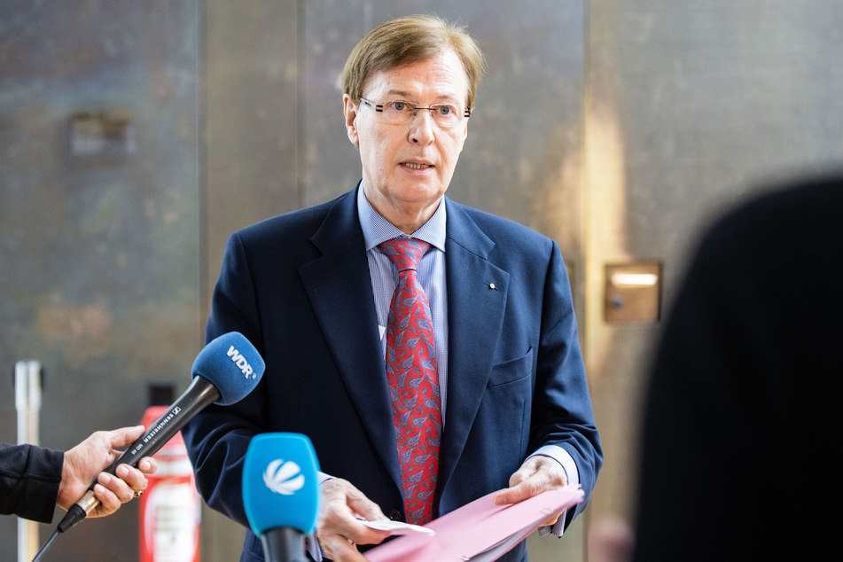 Peter Biesenbach (CDU), Justizminister von Nordrhein-Westfalen, spricht vor einer Sondersitzung im Landtag mit Journalisten.