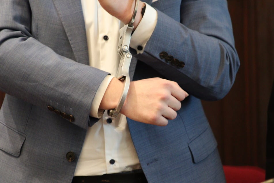 Zudem muss der Angeklagte 60.000 Euro Schmerzensgeld zahlen.