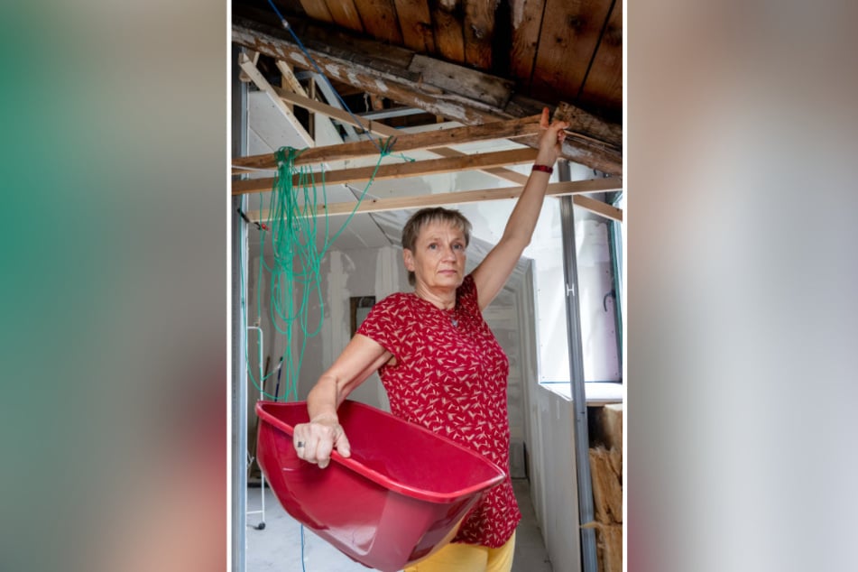 Susanne Trommler (61) zeigt auf undichte Stellen am Dach.