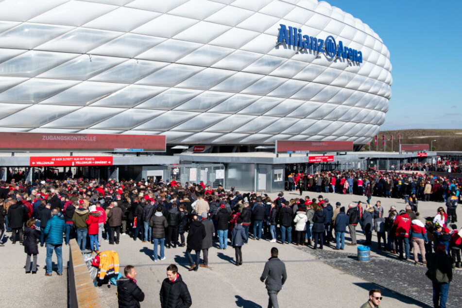 Sind beim Bundesliga-Eröffnungsspiel des FC Bayern München gegen den FC Schalke 04 bereits wieder zahlreiche Fans im Stadion? (Archivbild)