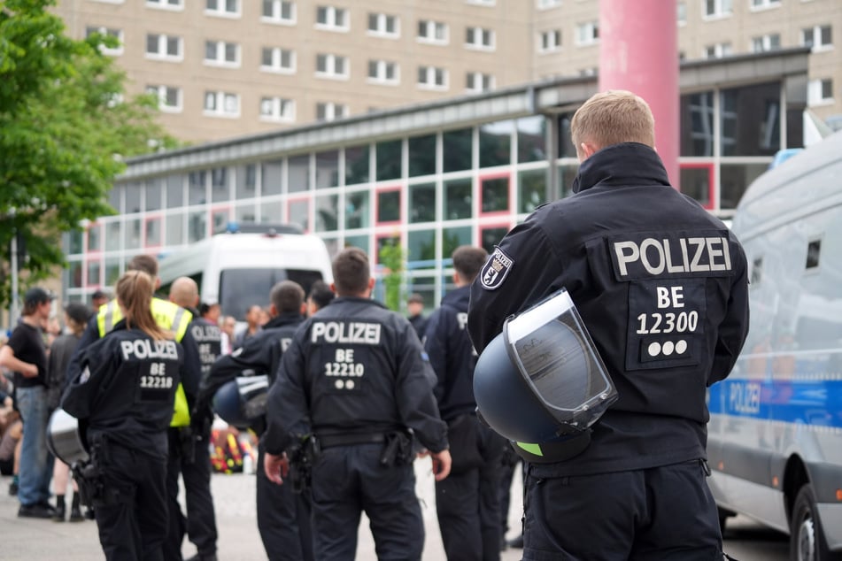 Die Polizei ist auf dem Gelände der früheren Stasi-Zentrale in Berlin-Lichtenberg im Einsatz.