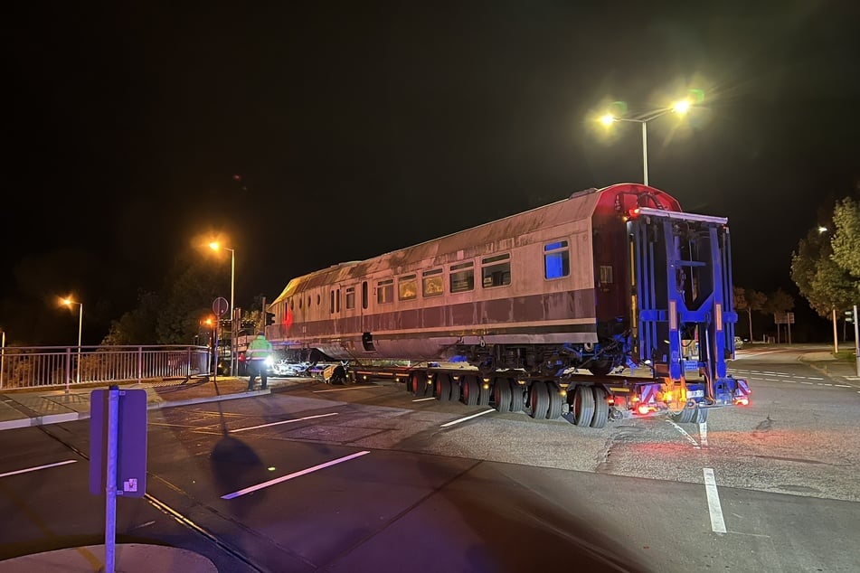 Ein Straßenschwertransport bugsierte die schwere Last durch die City.